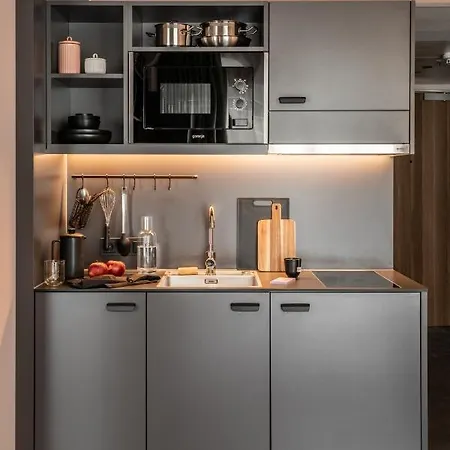 Revo アパートホテル 4*